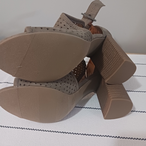 Universal Thread Women's Hannah Laser Cut Heeled Pump Sandals 8.5 NWT - Picture 7 of 7